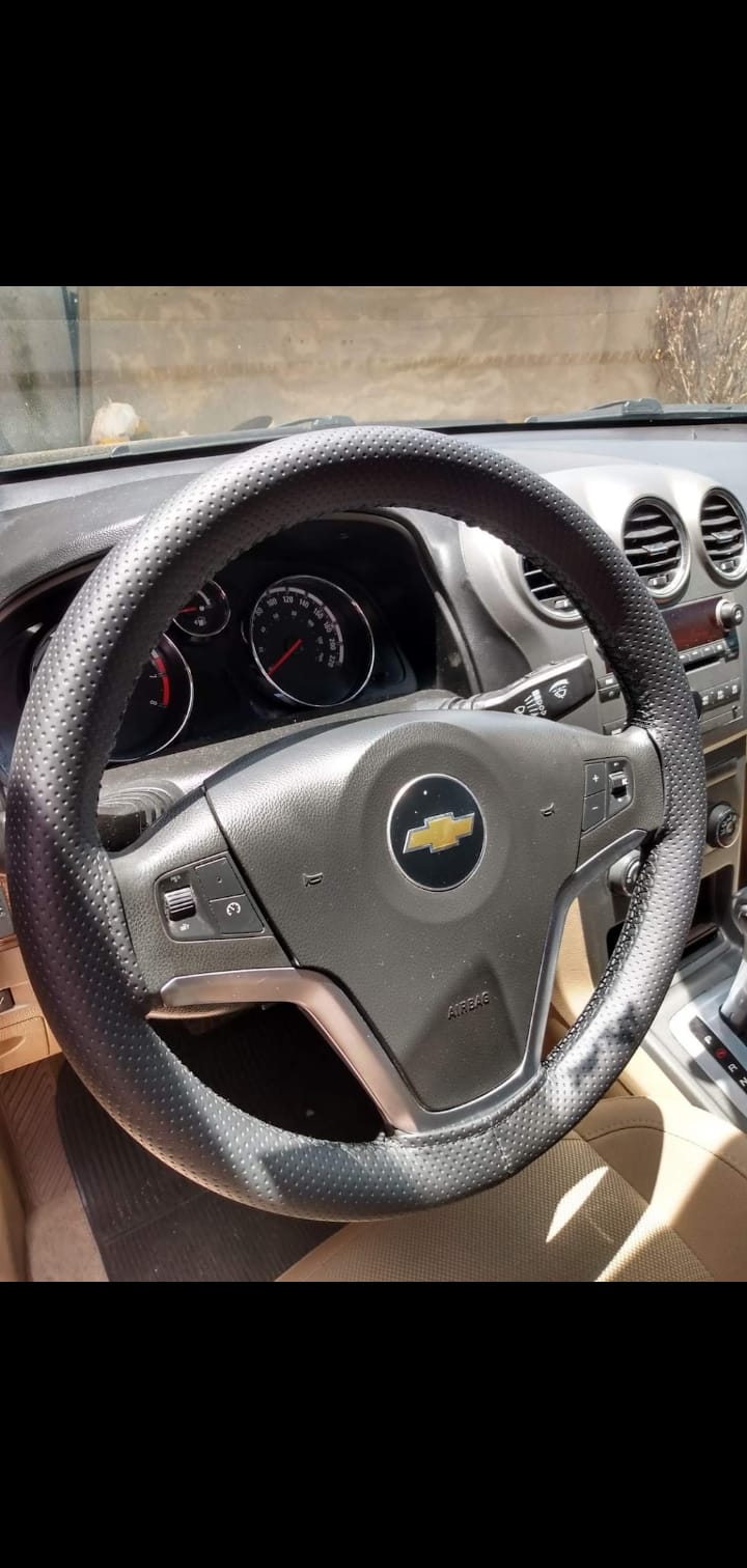 Imagem de volante personalizado com capa costurada.