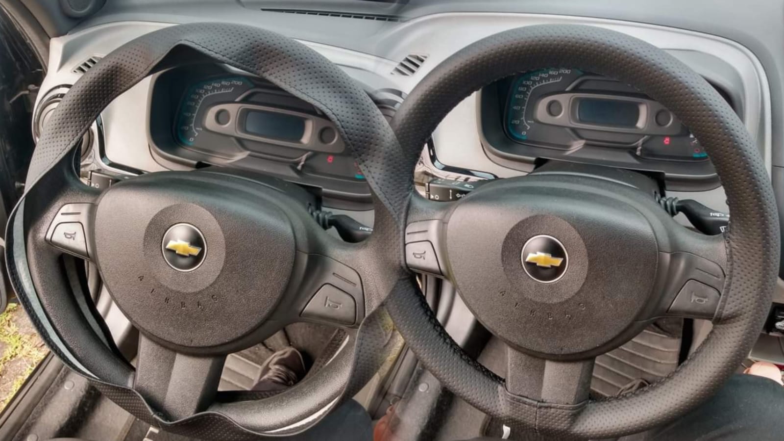 Montagem comparando dois volantes da Ford: um sem costura e outro com capa costurada e linha preta.